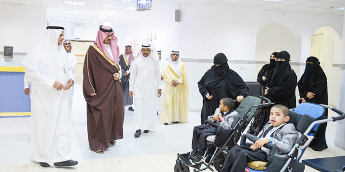  الأمير سعود بن خالد خلال زيارته النزلاء