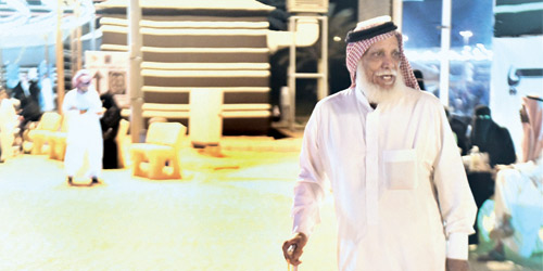  مسن يتجول في أجنحة سوق عكاظ