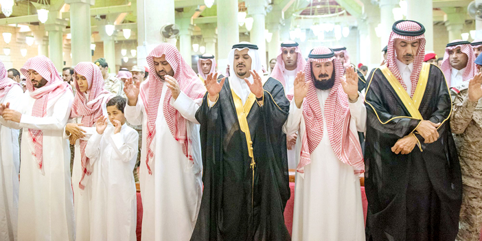  أمير منطقة الرياض بالنيابة خلال تأديته الصلاة على الشهيد