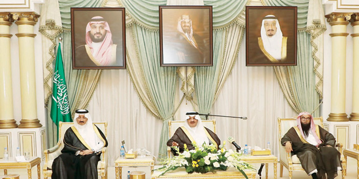  الأمير سعود بن نايف متحدثاً خلال المجلس