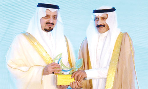  الأسمري خلال التكريم