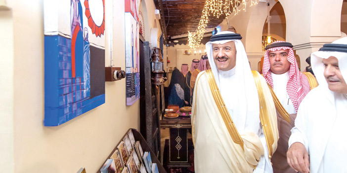 الأمير سلطان بن سلمان متجولا في الفندقش