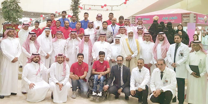  محافظ الجبيل في صورة جماعية مع الحضور