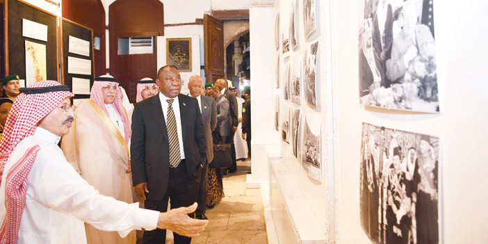  رئيس جنوب إفريقيا يتجول في مدينة جدة التاريخية