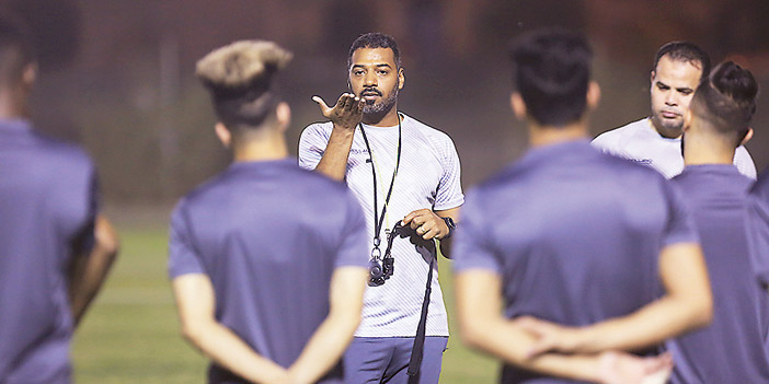  الجنوبي أثناء اجتماعه بلاعبي هجر قبل انطلاق التدريبات