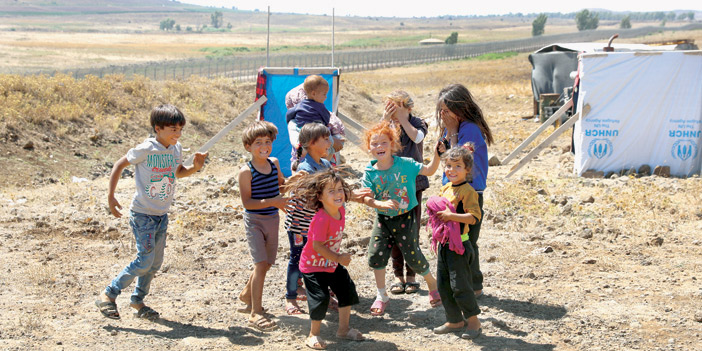  أطفال سوريون يلعبون في أحد المخيمات بعدما شرد النظام أسرهم