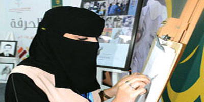 المرأة السعودية تكسر احتكار الحرف في سوق عكاظ 