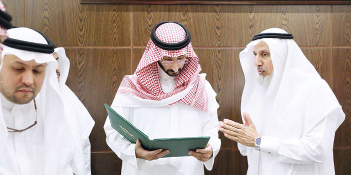  الأمير عبدالله بن بندر خلال استقباله د. بافيل