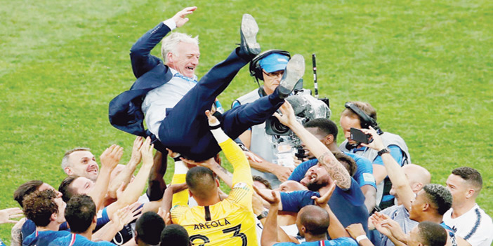  ديديه ديشان محمولا من لاعبي فريقه بعد التتويج بالمونديال