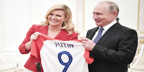  رئيسة كرواتيا تمنح بوتين قميص المنتخب