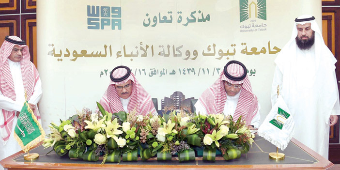  رئيس وكالة الأنباء السعودية ومدير الجامعة خلال توقيع الاتفاقية