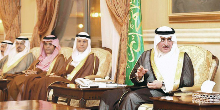  الأمير فهد بن سلطان خلال الجلسة الأسبوعية