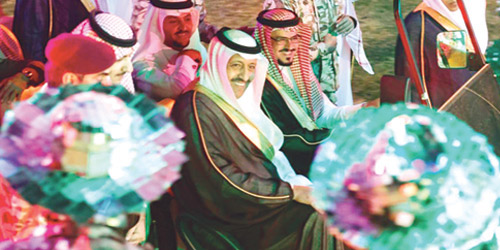  الأمير حسام بن سعود خلال تفقده قرية ترف ورغدان