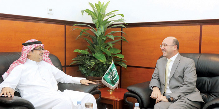  الزميل فهد العجلان خلال استقباله وفد شركة بوينج