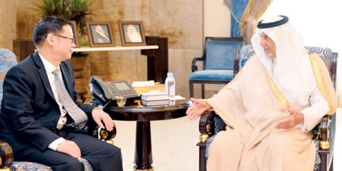  الأمير خالد الفيصل خلال لقائه قنصل الصين