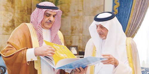  الأمير خالد الفيصل يتسلم تقرير فرع وزارة الإعلام
