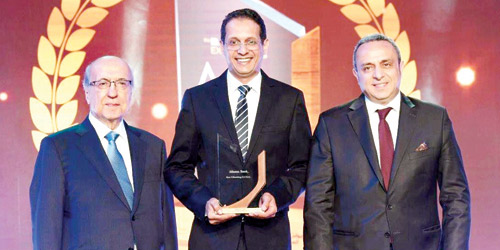  لحظة استلام الجائزة