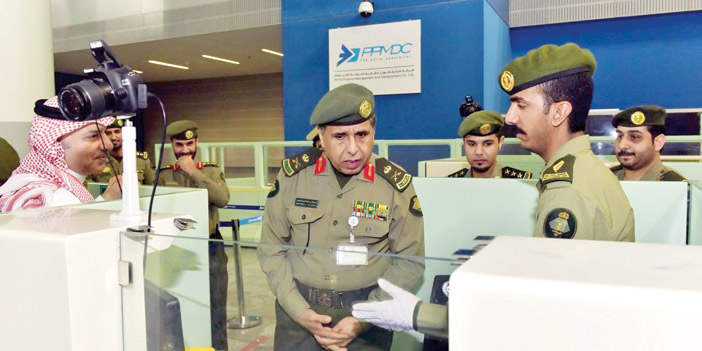  اللواء اليحيى خلال تفقده صالات الحج