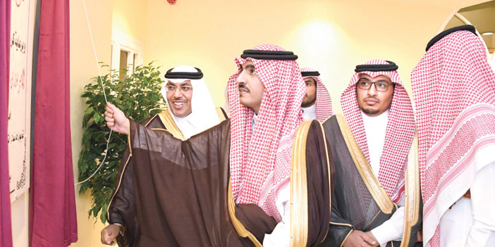  الأمير فهد بن بدر خلال افتتاحه المركز