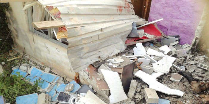  جانب من الدمار إثر العملية الانتحارية ويوجد بالصورة جزء من جسد إحدى الضحايا المدنيين