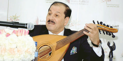  وحيد الأحمد خلال محاضرته عن المقامات الموسيقية