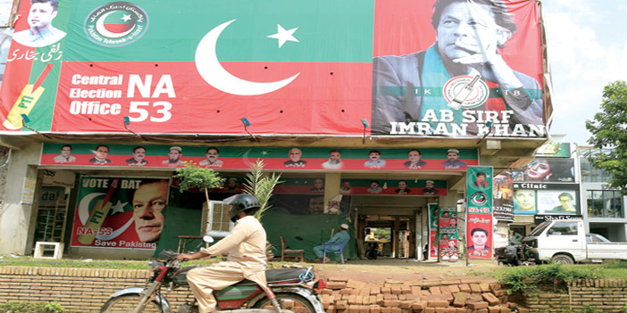 عمران خان يعلن فوزه بالانتخابات الباكستانية بعد فوضى انتخابية 