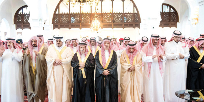  الأمير محمد بن عبدالرحمن يؤدي الصلاة على الأميرة موضي بنت عبدالمحسن
