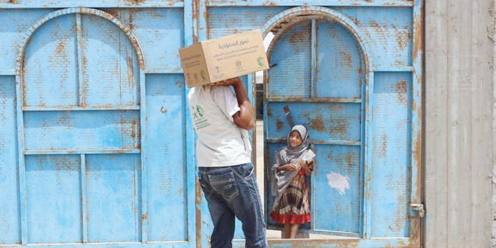  الفريق الإغاثي يوزع التمور في الضالع