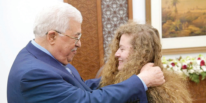  الرئيس الفلسطيني في استقبال عهد التميمي بعد خروجها من سجون الاحتلال الإسرائيلي