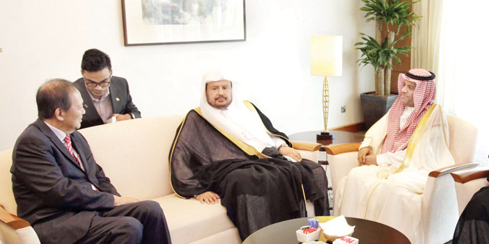  رئيس مجلس الشورى لدى وصوله إلى سنغافورة