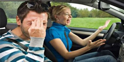 خلاف زوجين على الطريق ينتهي بتوقف السيارة في حقل ذرة 