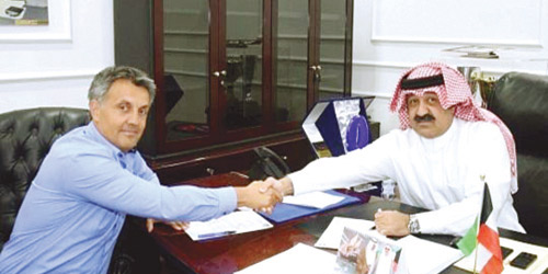  رئيس اتحاد الكرة الكويتي مع مدرب الأزرق