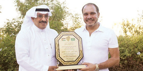  سموه يتسلّم درعاً تذكارياً من نادي أحد