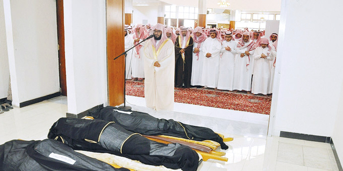  وكيل الإمارة المساعد تقدم المصلين