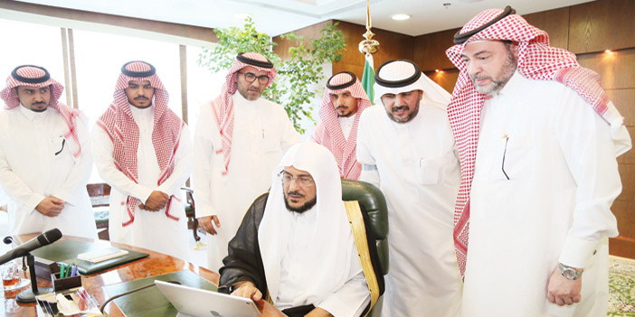  وزير الشؤون الإسلامية خلال إطلاقه الحزم التقنية