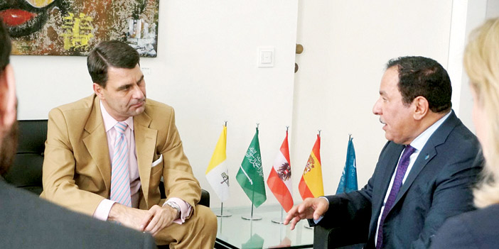  نائب وزير خارجية النمسا خلال لقائه المعمر