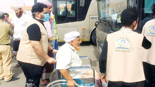  عدد من الحجاج اليمنيين لدى وصولهم منفذ الوديعة