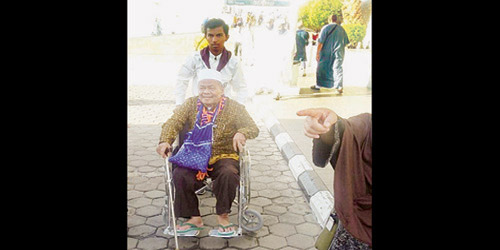  كشاف يؤدي واجبه تجاه أحد الحجاج