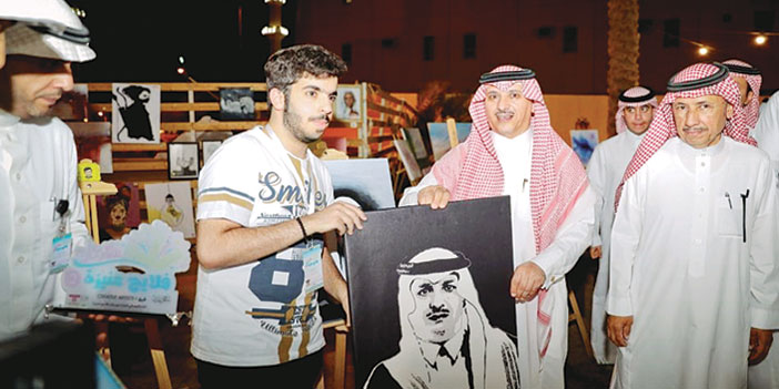  المحافظ خلال زيارته للمهرجان