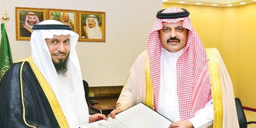  أمير منطقة حائل خلال تسلمه التقرير