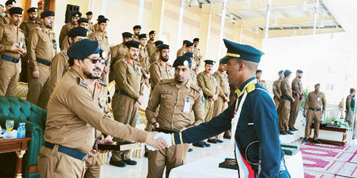  العميد الحربي يسلِّم الشهادة لأحد الخريجين