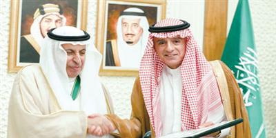 وزير الخارجية يقلد السفير متقاعد د. الفايز وسام الملك عبدالعزيز 