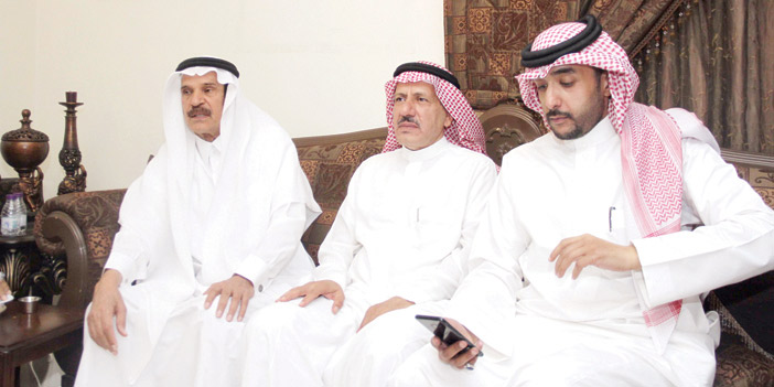  رئيس التحرير يقدم واجب العزاء لأسرة الفقيد