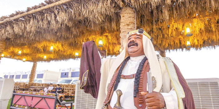  أحد المشاركين في فعاليات مهرجان تمور عنيزة بالزي التقليدي