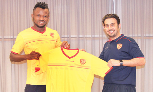  اومارو يحمل قميص القادسية مع رئيس النادي