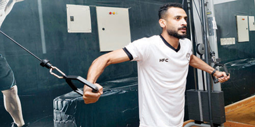  لاعب هجر حسن الصندل يجري تدريبات الحديد