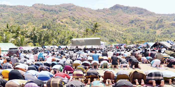 إندونيسيون يؤدون الصلاة على مقربة من مواقع الزلازل 