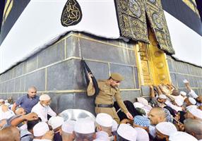 حارس الحجر الأسود.. تنظيم ورعاية على مدار الساعة 