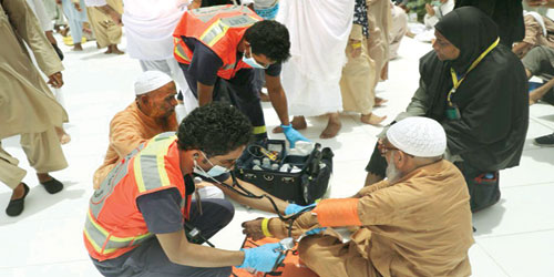  رجال الهلال الأحمر يؤدون الخدمات داخل المسجد الحرام