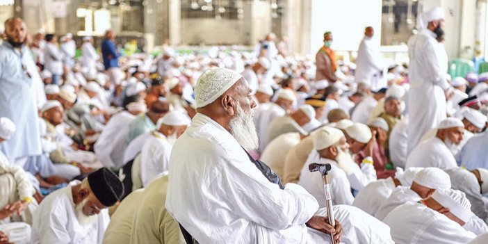  ضيوف الرحمن خلال أدائهم صلاة الجمعة